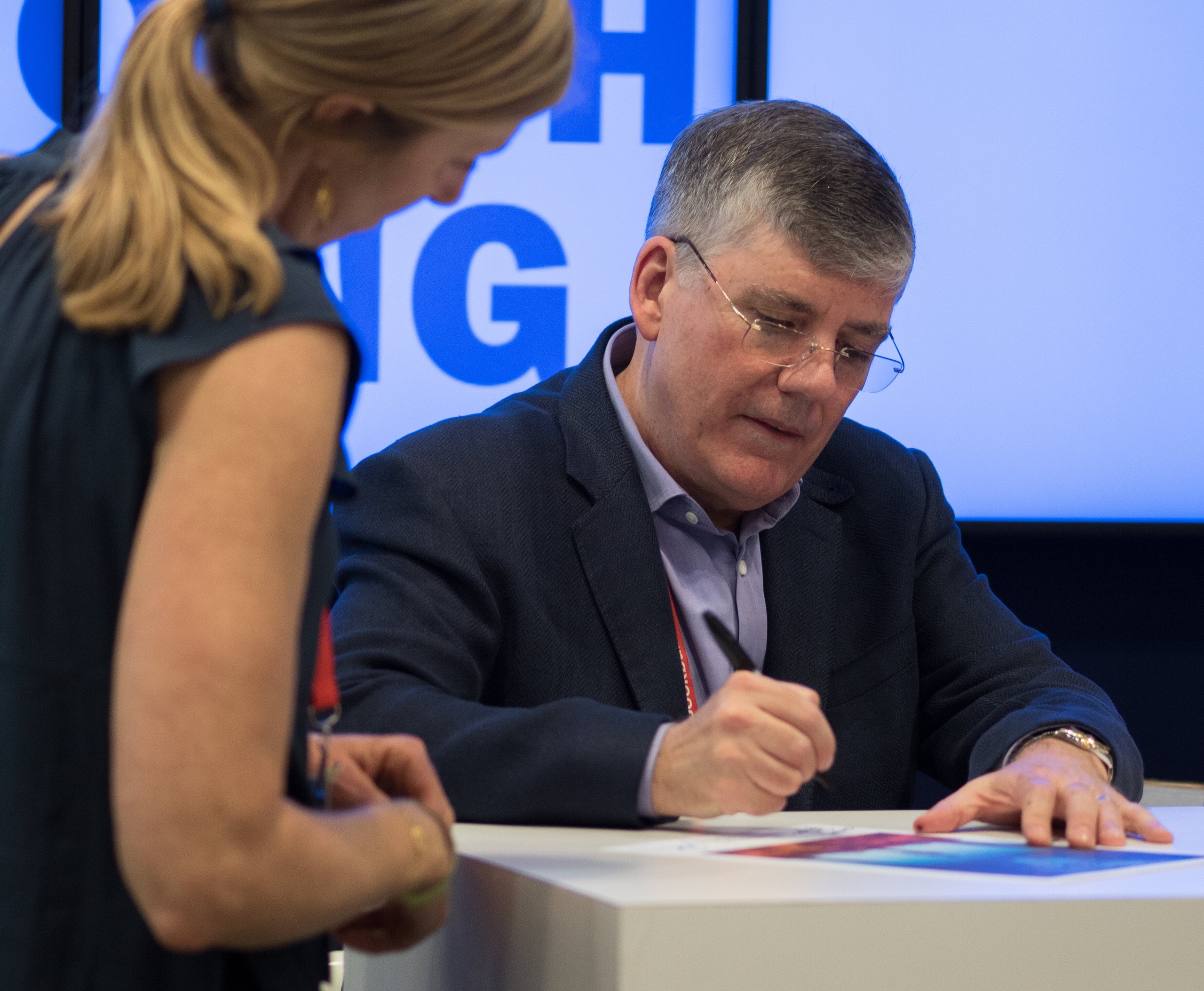 Rick Riordan signant un dessin lors d’une séance de dédicaces
