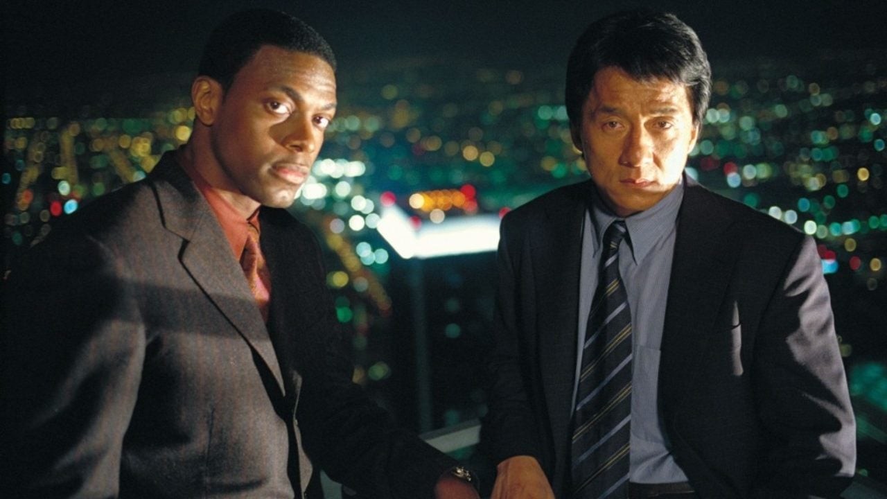 Le duo de Rush Hour, Chris Tucker et Jackie Chan, devant une ville illuminée