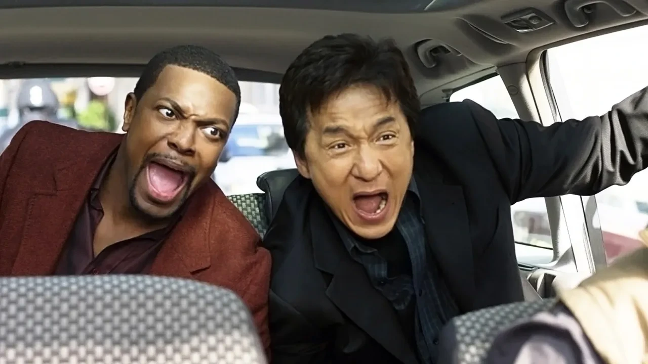 Chris Tucker et Jackie Chan crient, assis à l’arrière d’une voiture