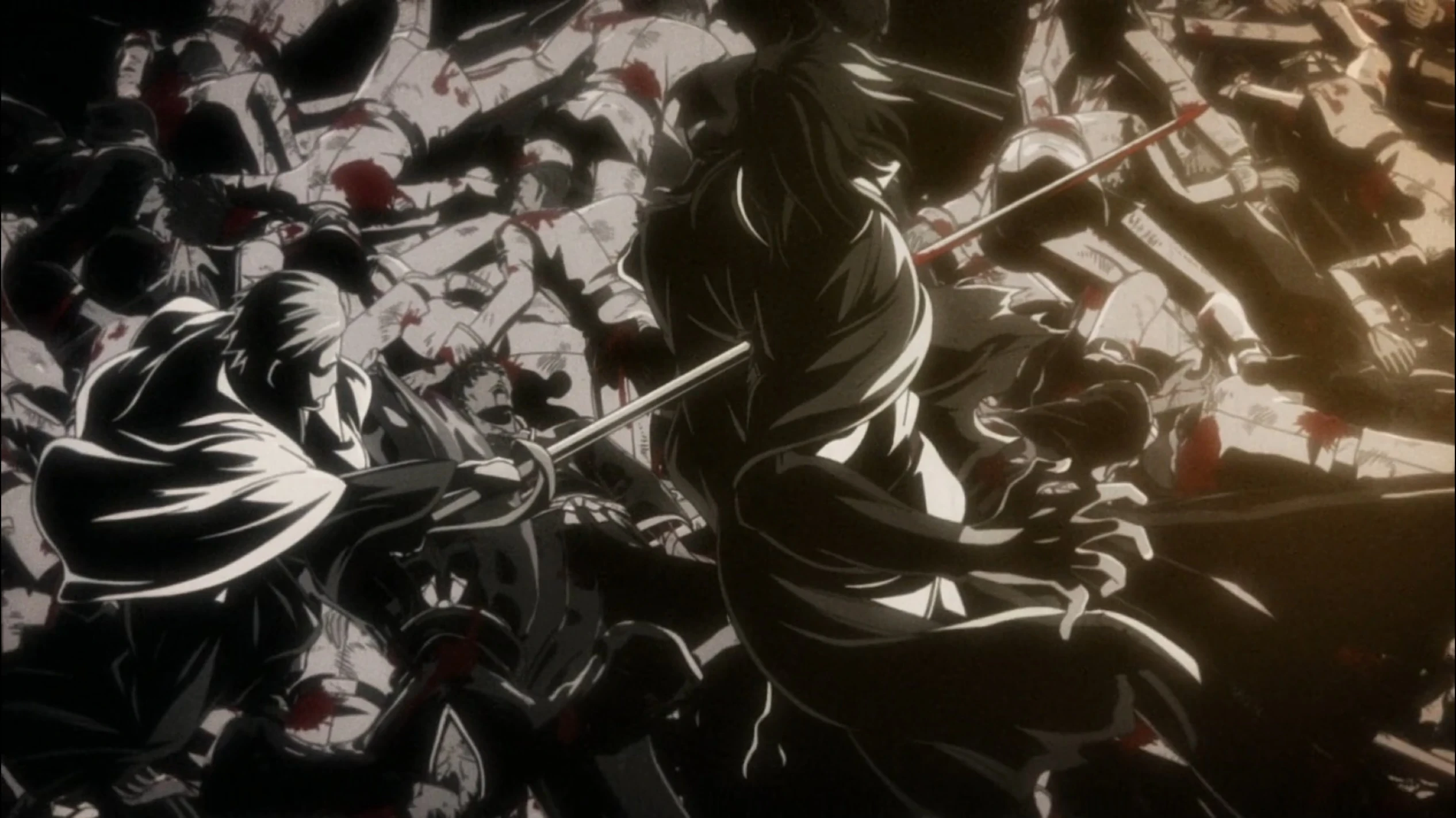 Capture de Bleach TYBW en noir et blanc&nbsp;: Sasakibe transperce Yhwach de son sabre en pleine bataille