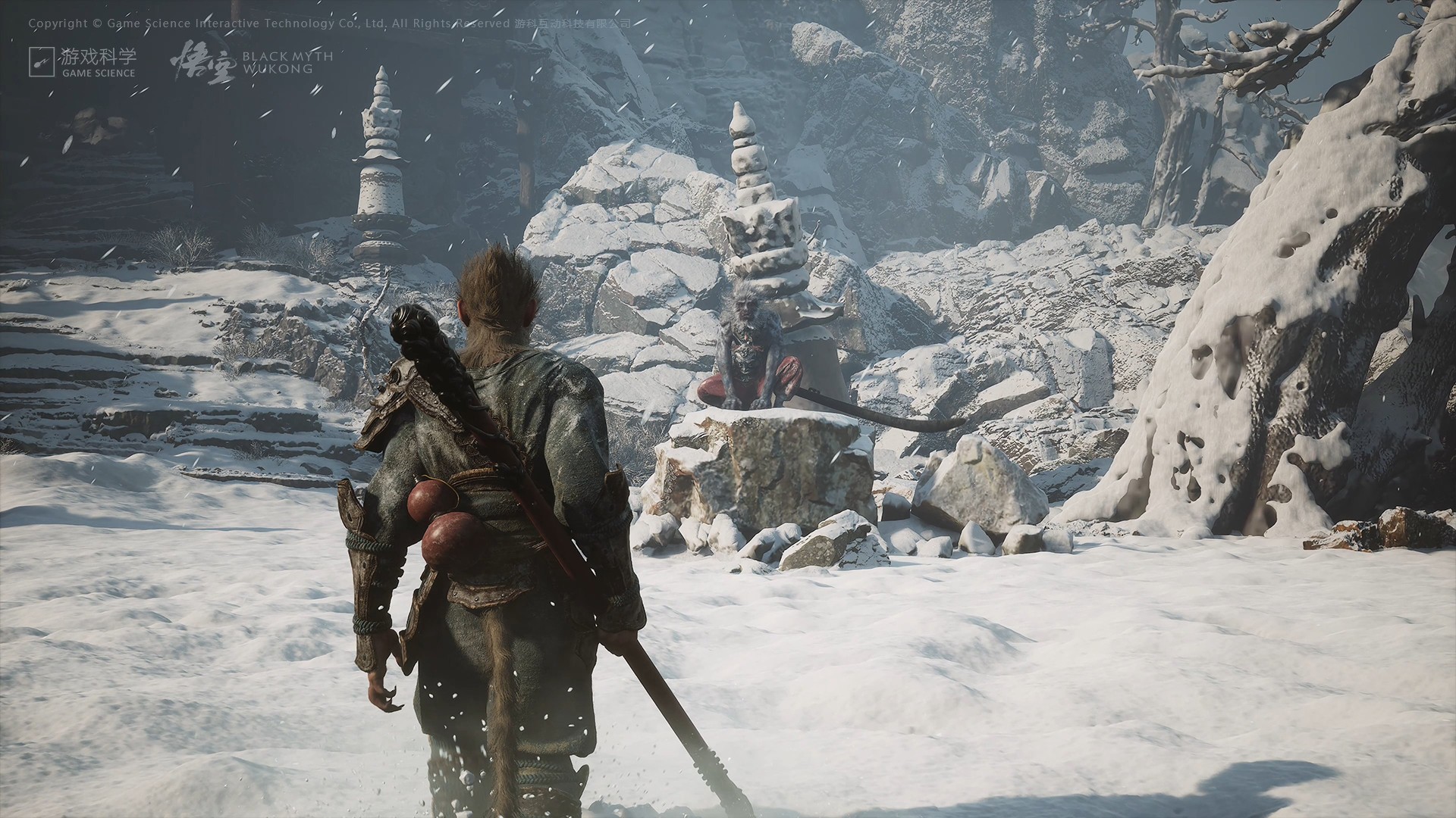 Sun Wukong, bâton à la main, face à un singe perché sur un rocher enneigé dans Black Myth: Wukong