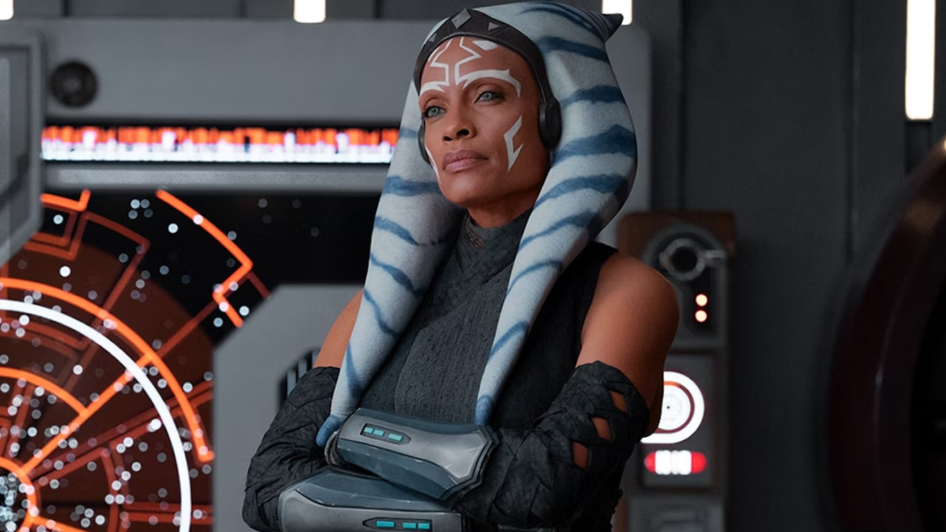 Ahsoka Tano, bras croisés, dans le poste de pilotage d’un vaisseau