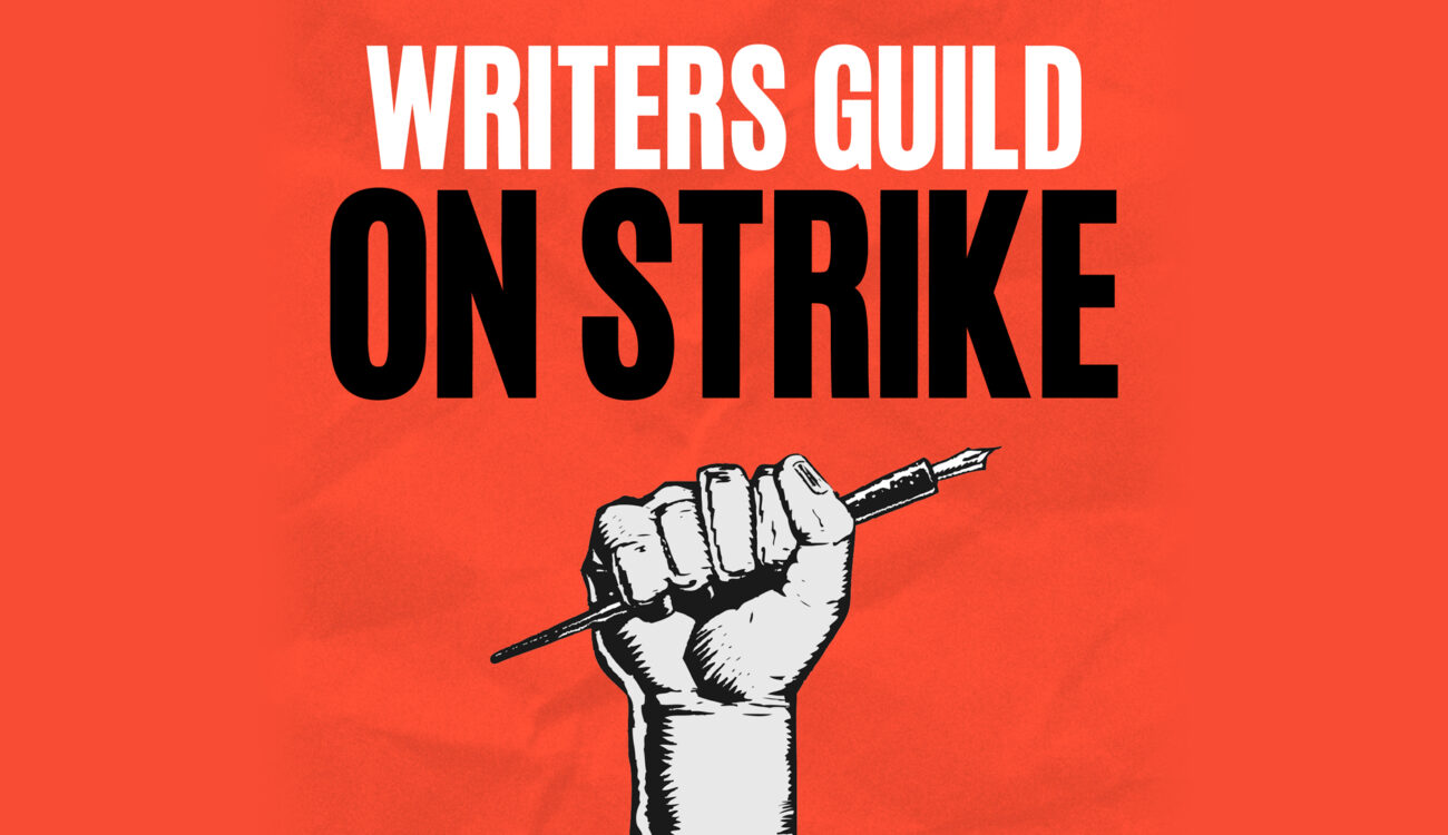 Visuel « Writers Guild on Strike » : poing levé tenant un stylo-plume sur fond rouge