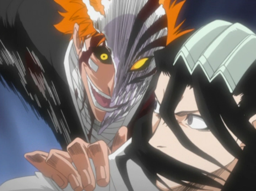 Ichigo à moitié recouvert de son masque de Hollow face à Byakuya Kuchiki dans l’anime Bleach