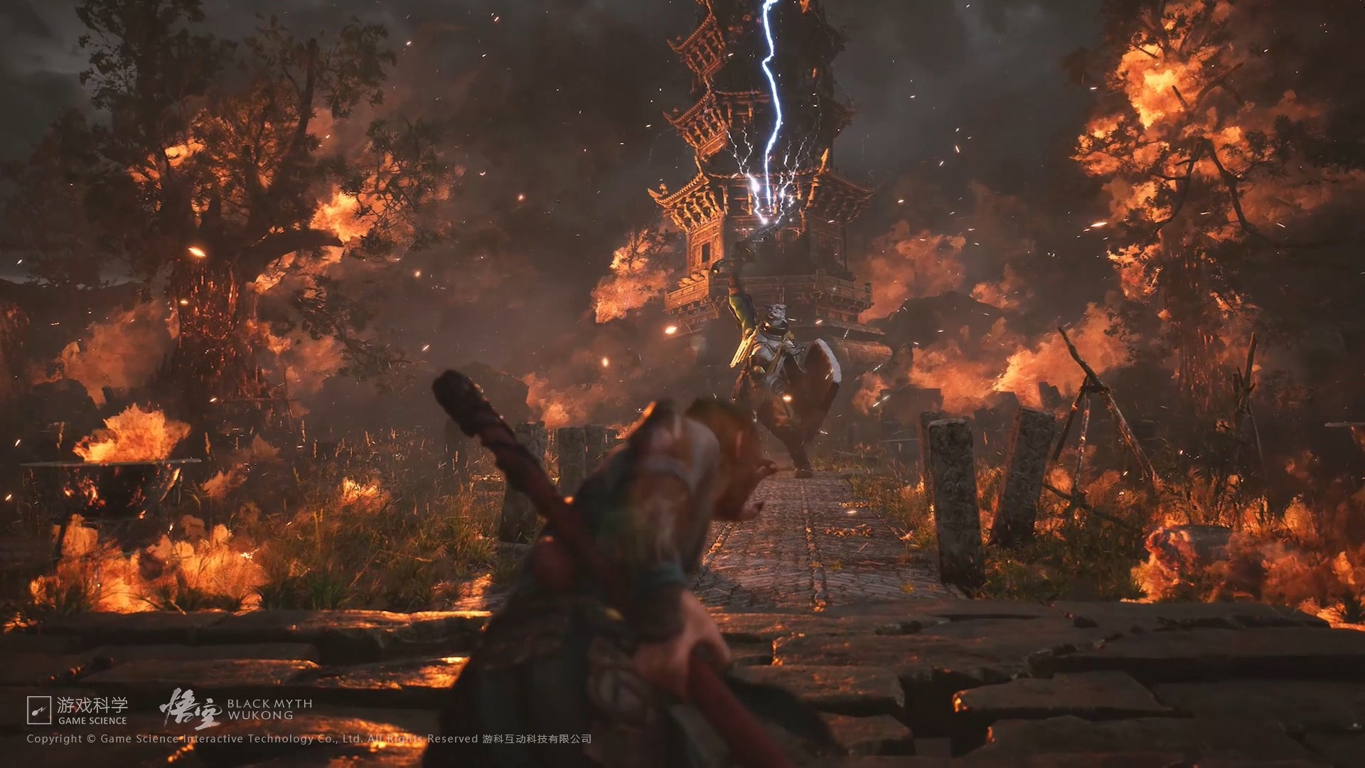 Sun Wukong face à un ennemi frappé par la foudre devant une pagode en flammes