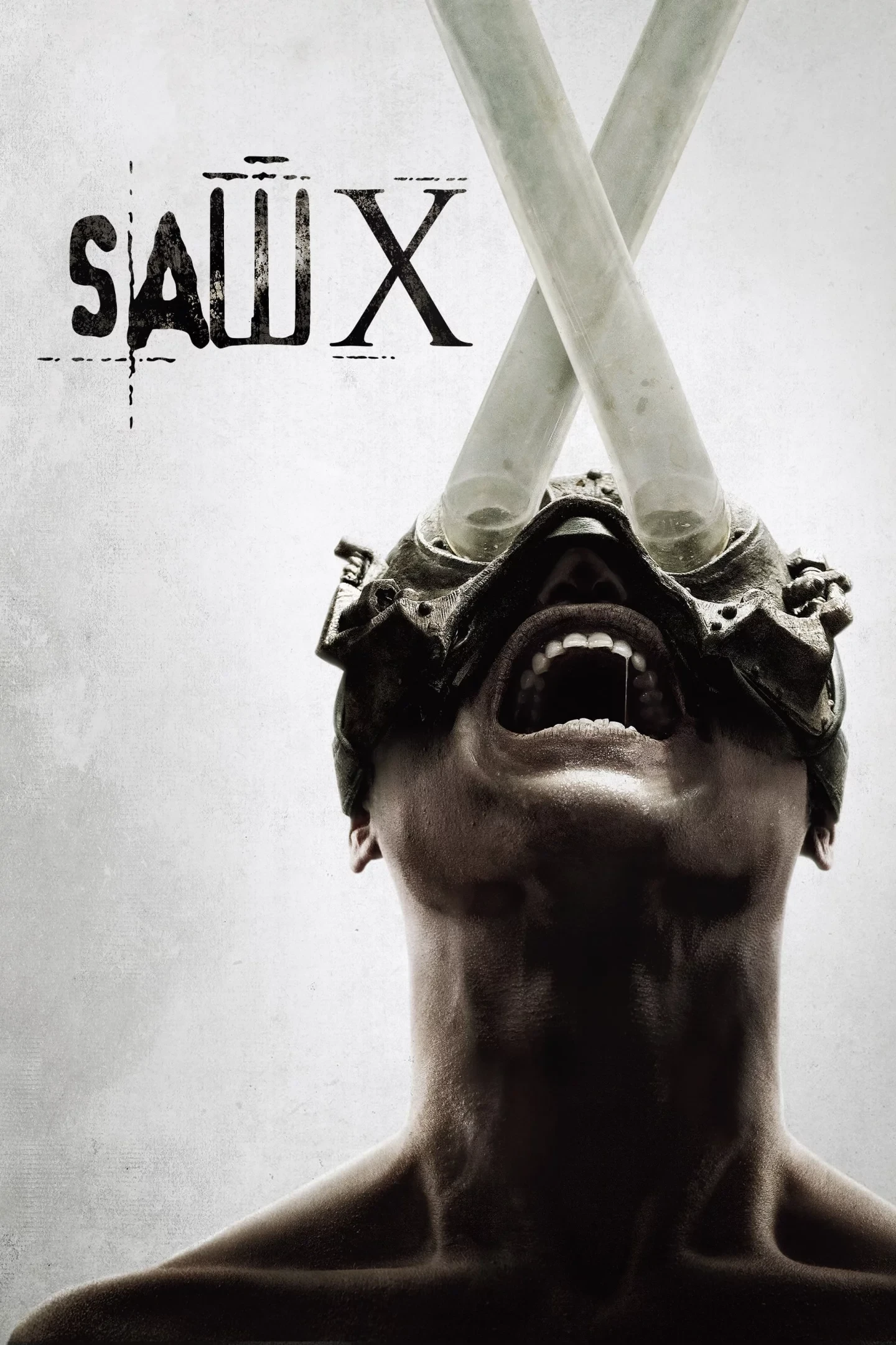 Affiche de Saw X&nbsp;: une personne hurlant, les yeux couverts d’un masque surmonté de deux tubes en X