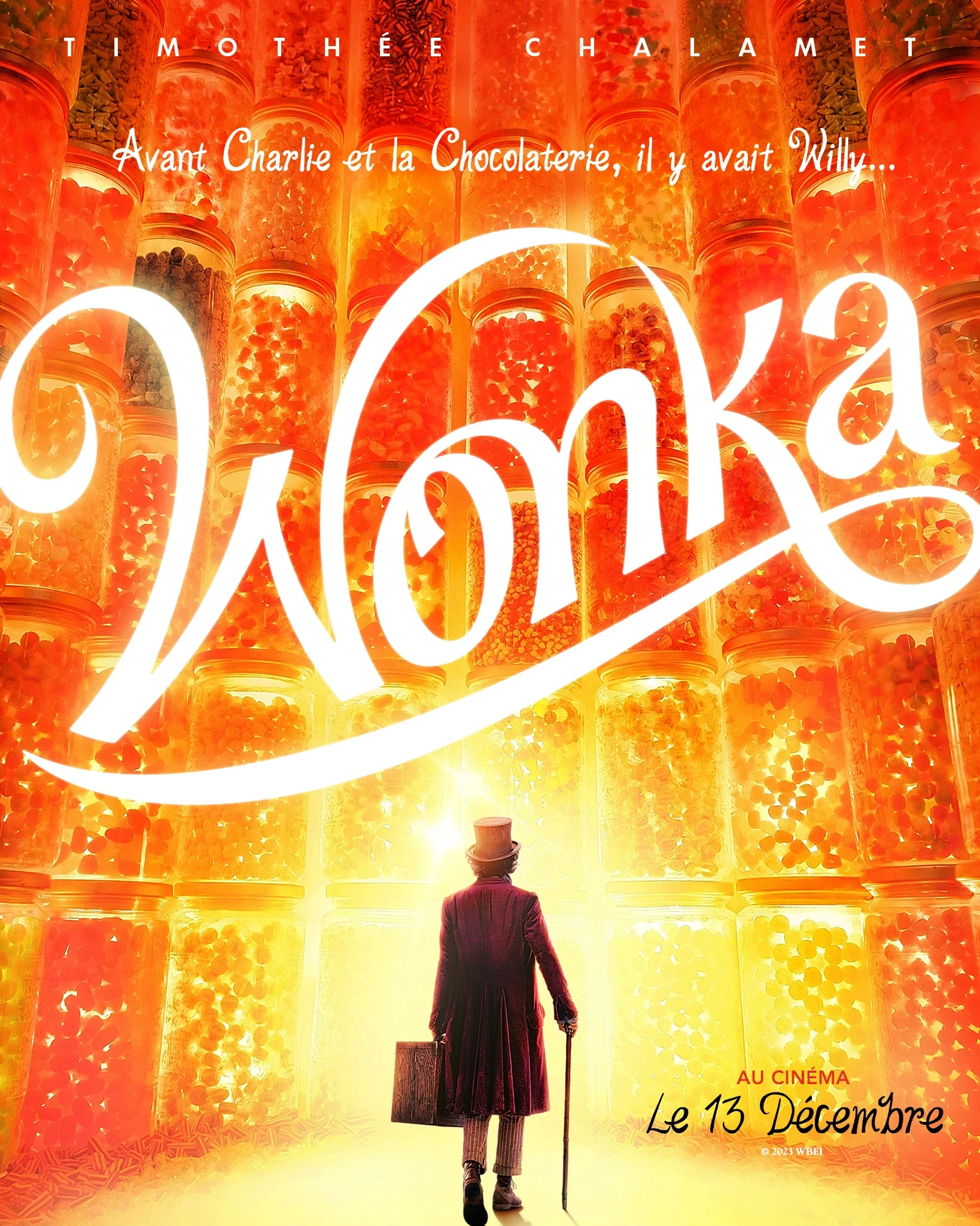 Affiche française de Wonka&nbsp;: le chocolatier de dos face à un mur de bocaux de bonbons