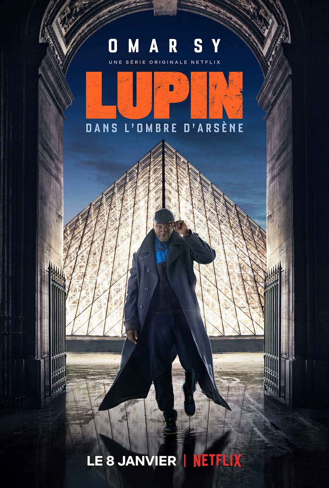 Affiche de Lupin partie 1&nbsp;: Omar Sy devant la pyramide du Louvre