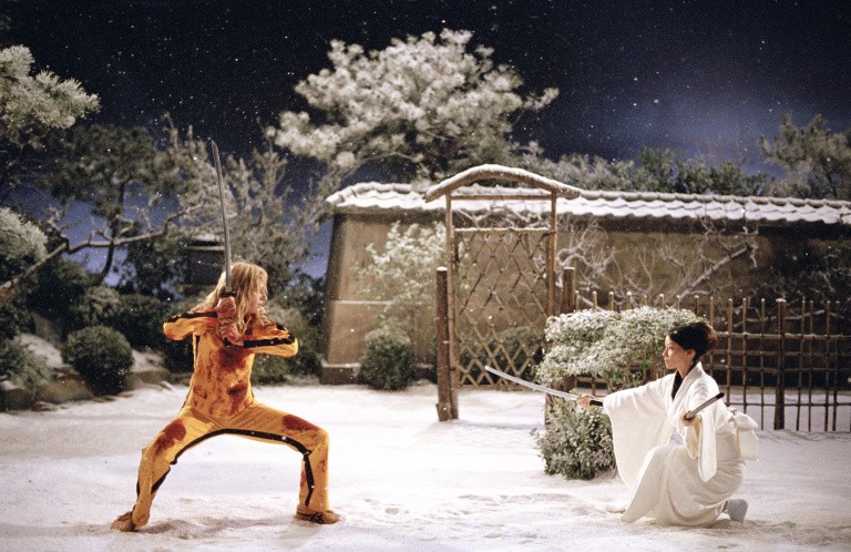 Duel au sabre dans un jardin enneigé entre la Mariée et O-Ren Ishii en kimono blanc