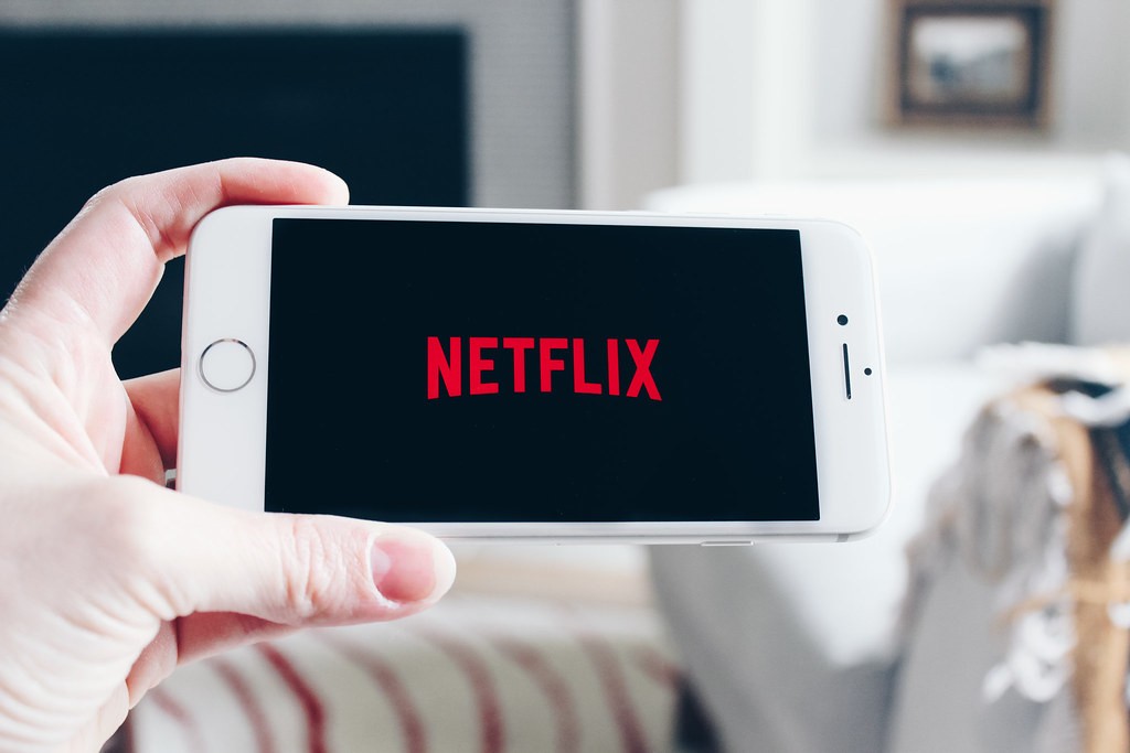 Smartphone tenu à l’horizontale affichant le logo rouge de Netflix