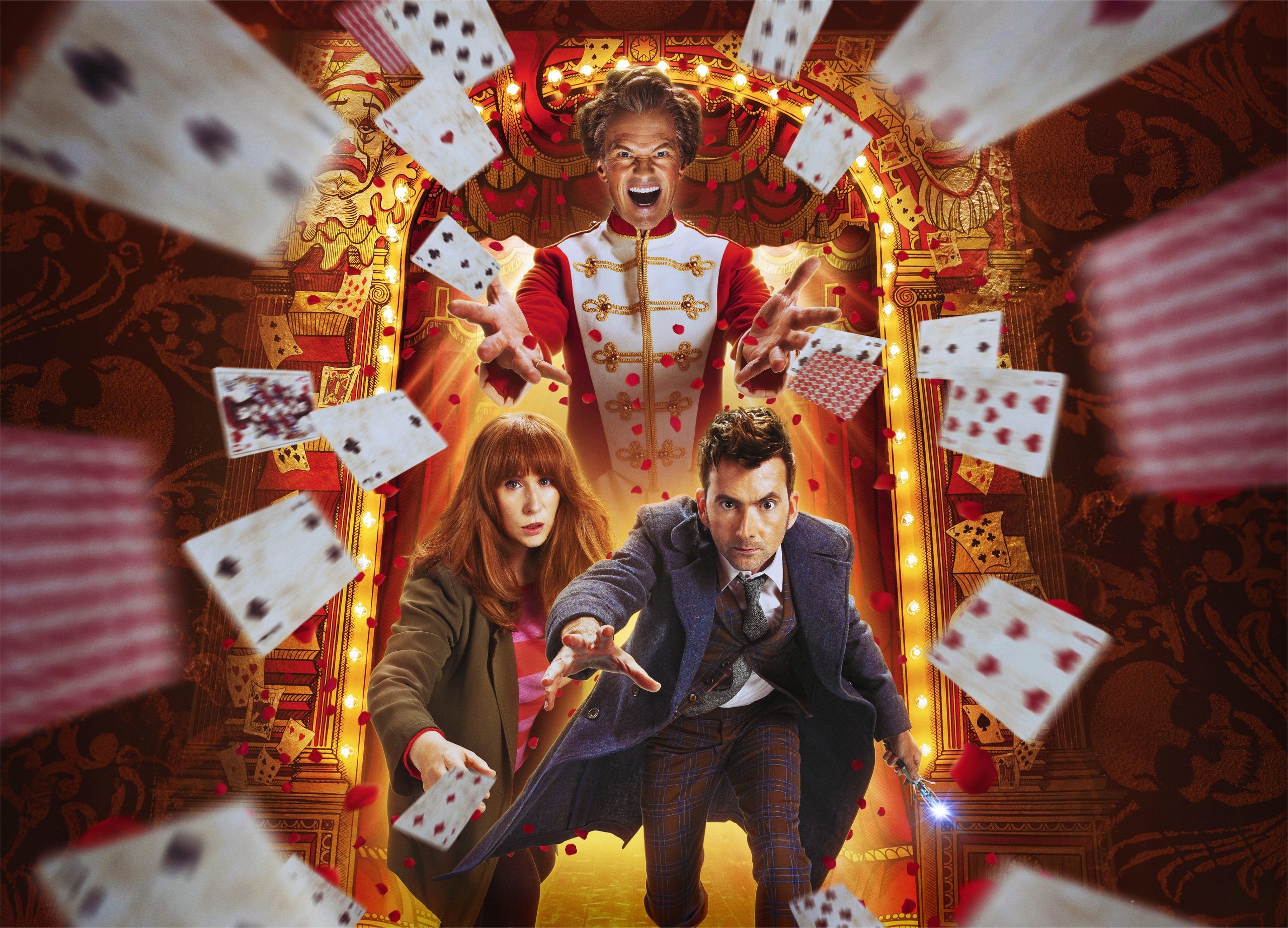 Le Toymaker lance des cartes à jouer vers le Docteur et Donna Noble, visuel de Doctor Who