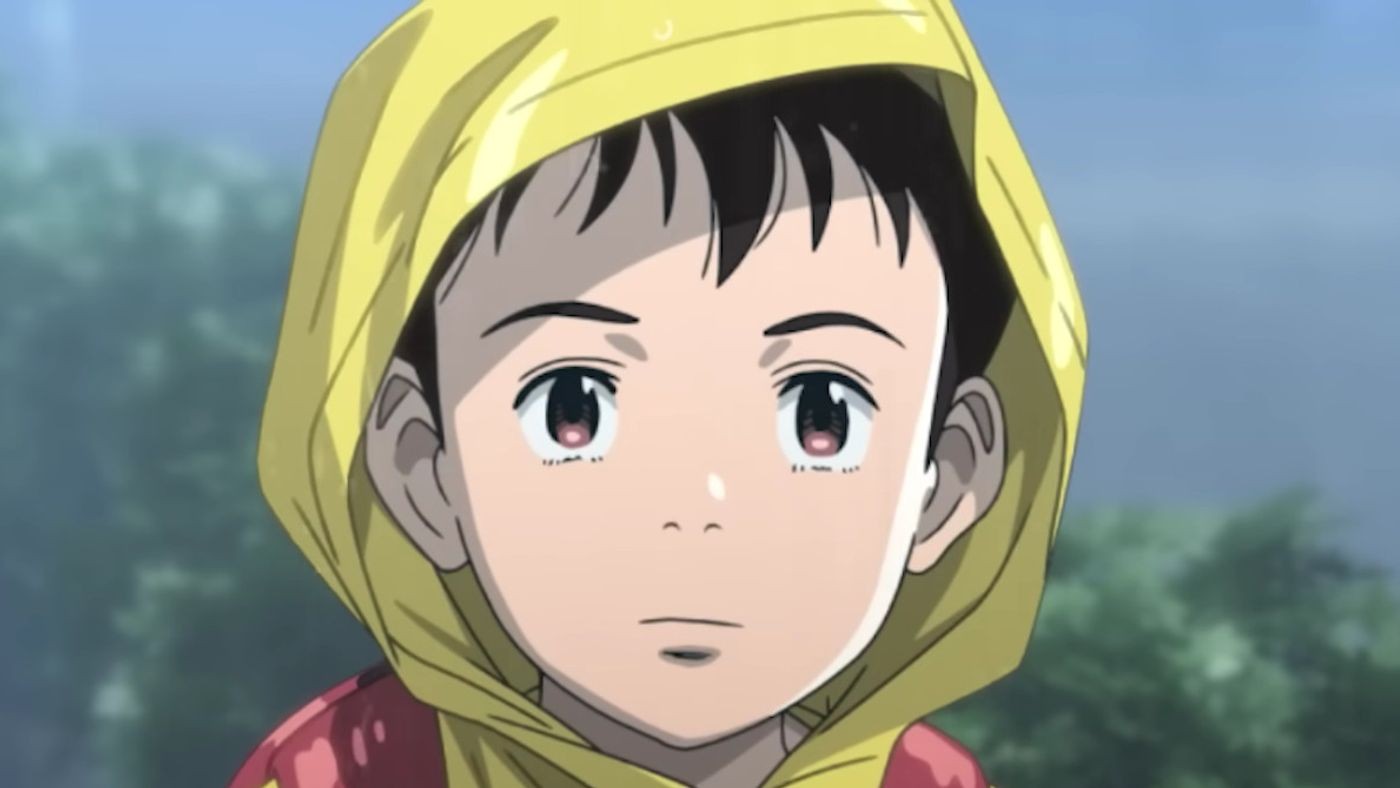 Un jeune garçon aux cheveux noirs, capuche de ciré jaune sur la tête, dans l’anime Pluto