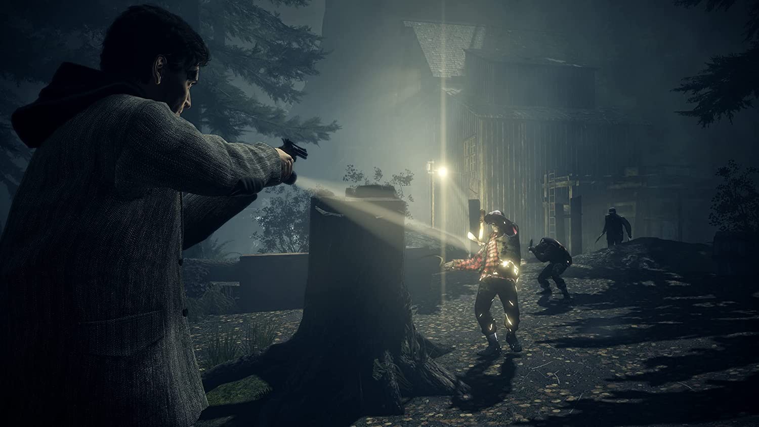 Alan Wake braque son arme et sa lampe torche sur des ennemis dans une forêt, de nuit