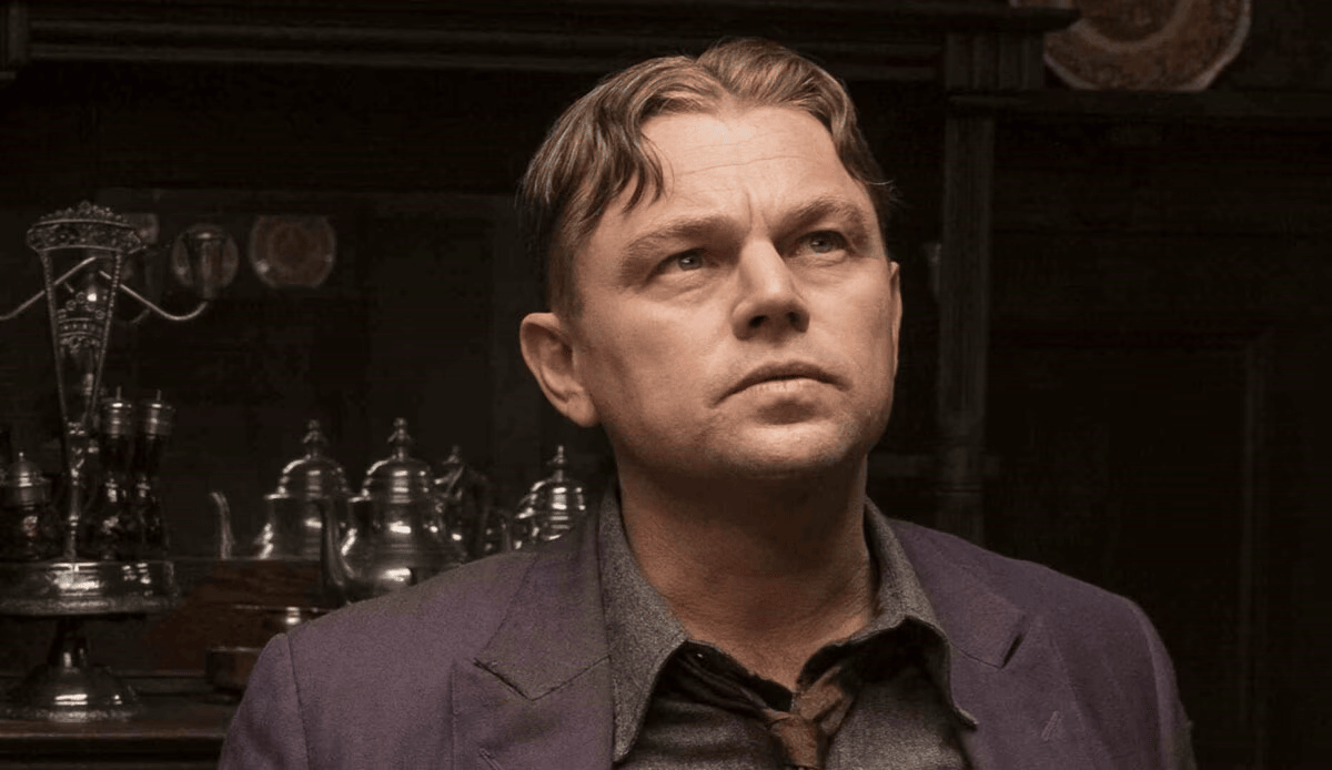 Leonardo DiCaprio, cheveux plaqués et veste violette, dans Killers of the Flower Moon