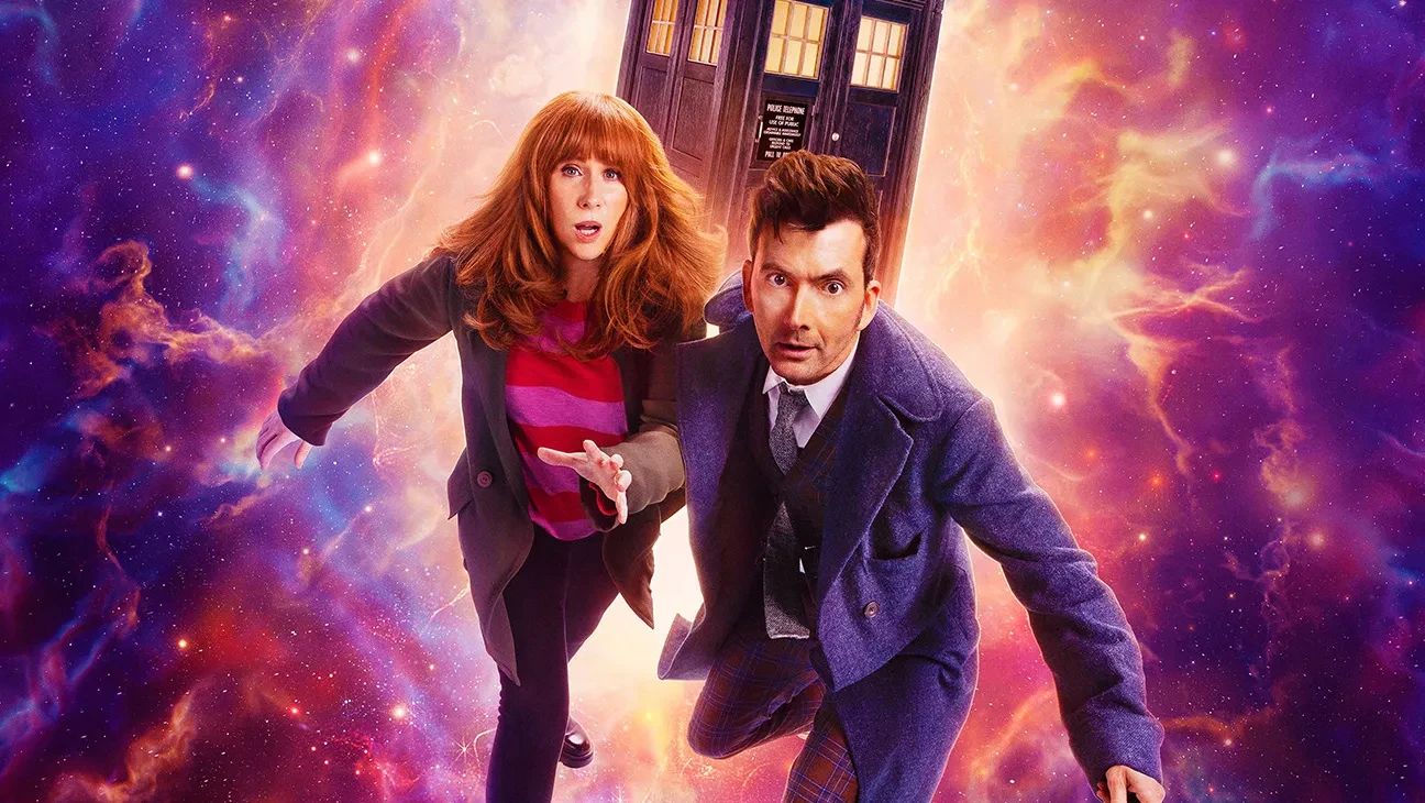 Le quatorzième Docteur et Donna Noble devant le TARDIS, visuel des épisodes des 60 ans