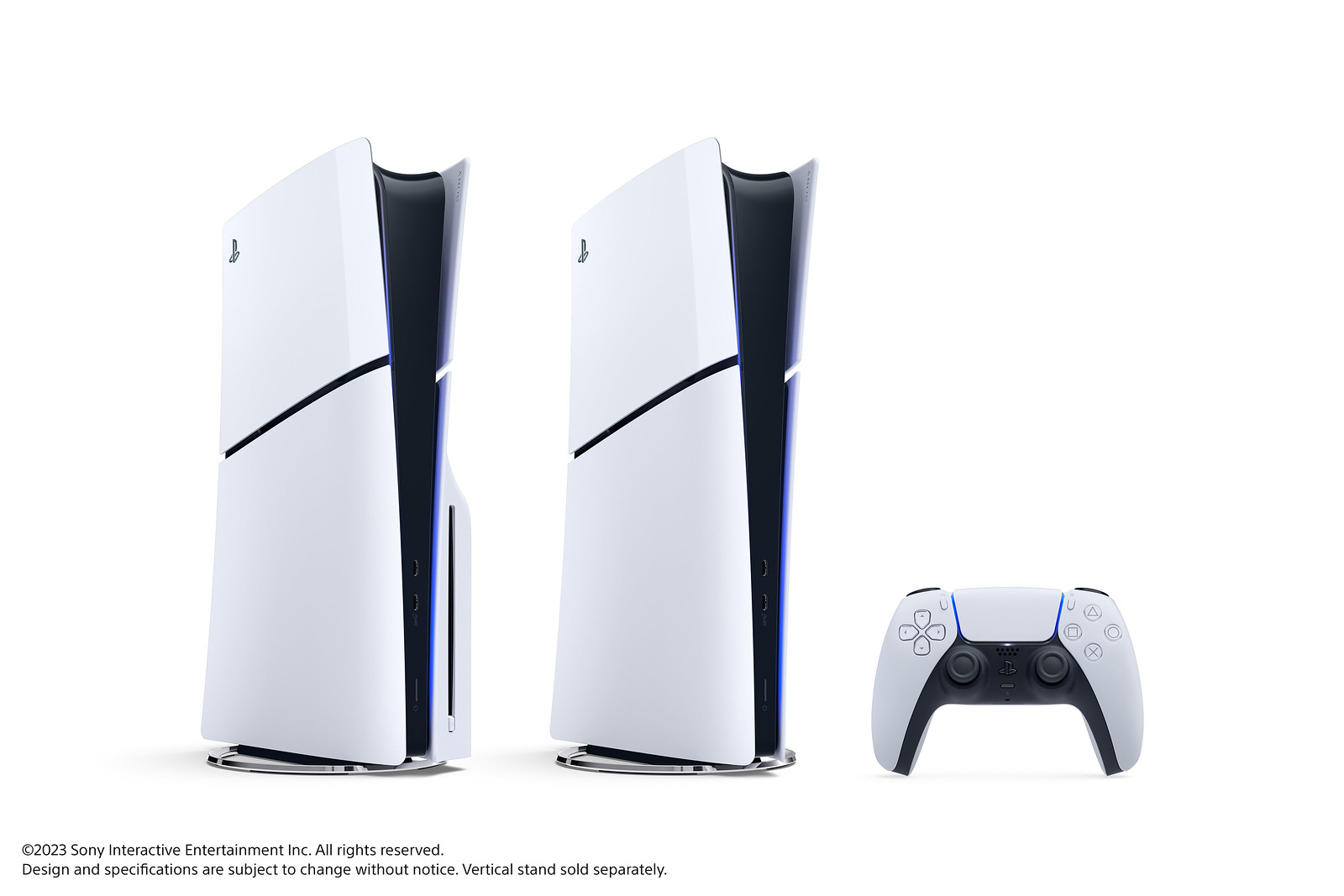 Les deux modèles de PS5 Slim, avec et sans lecteur de disque, debout à côté d’une manette DualSense