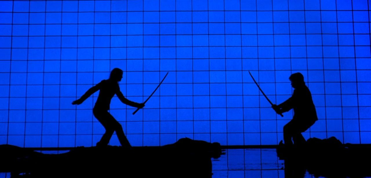 Combat au sabre en ombres chinoises devant un fond bleu quadrillé