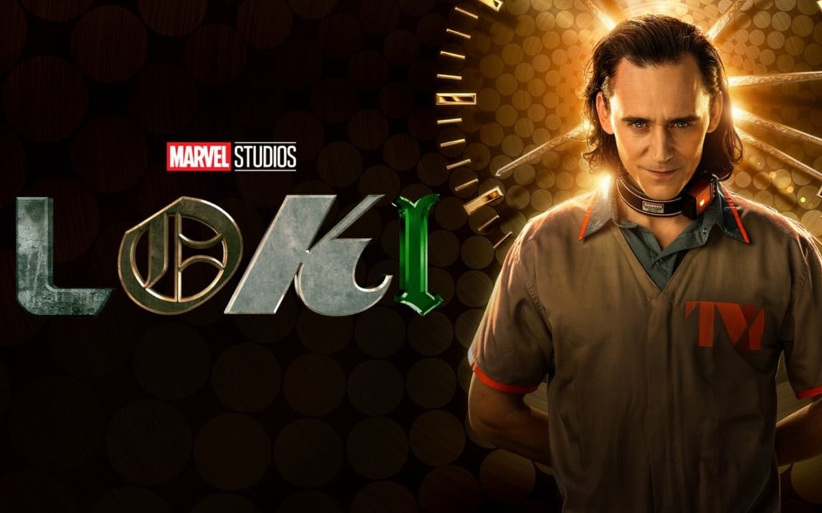 Visuel de la série Loki&nbsp;: Tom Hiddleston en uniforme de la TVA à côté du logo