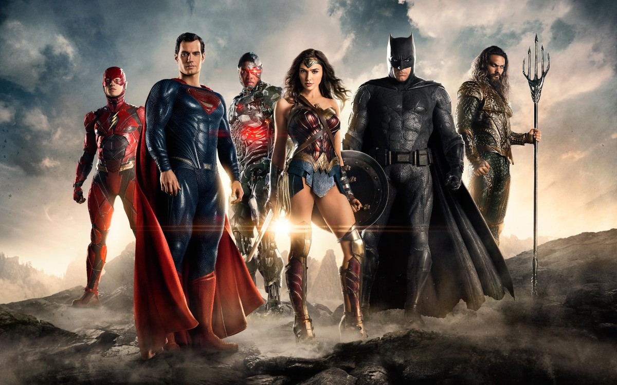 Les six héros de Justice League debout sur des rochers sous un ciel nuageux