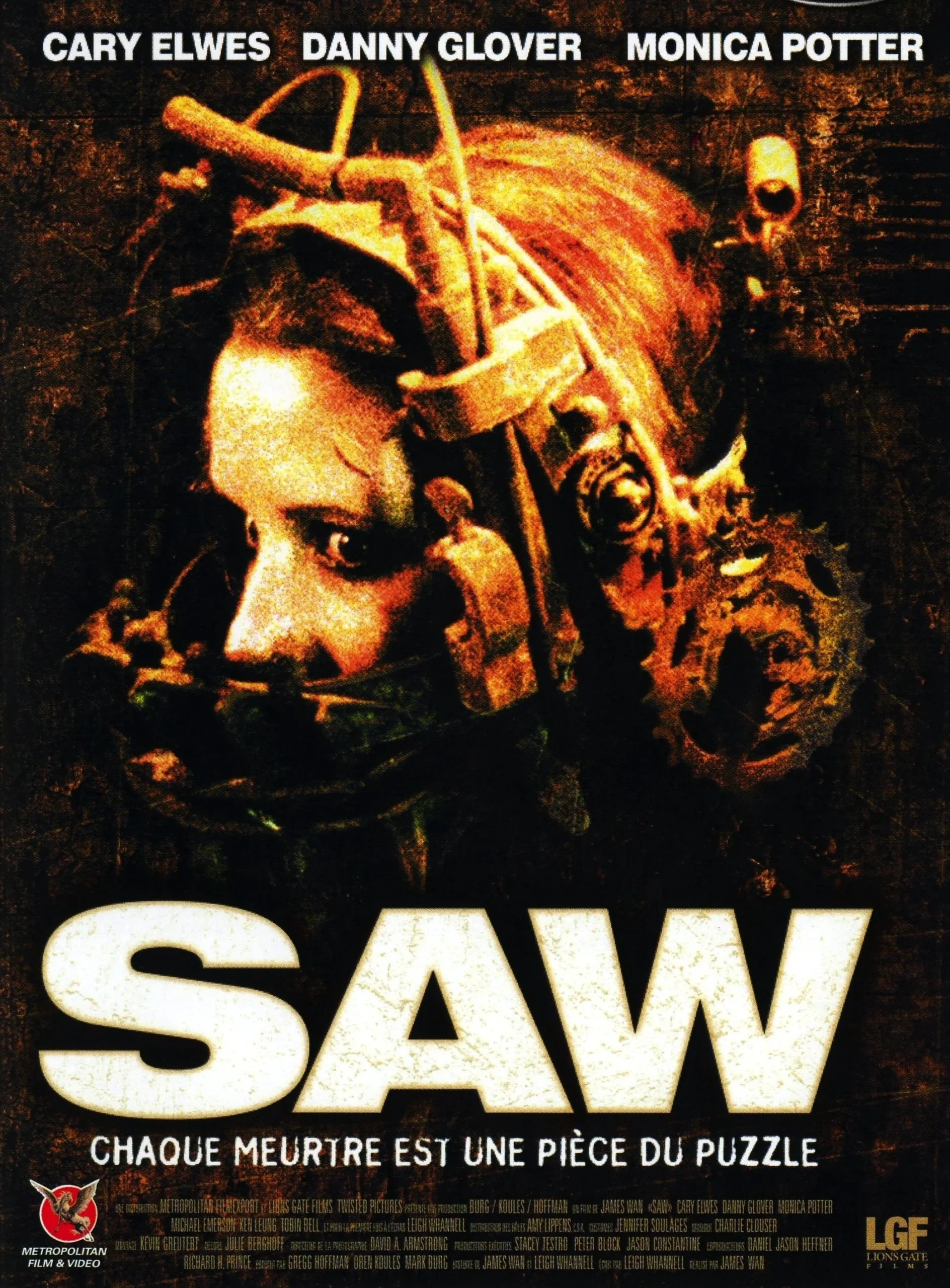 Affiche française de Saw (2004)&nbsp;: une victime prise dans le piège à mâchoires, «&nbsp;Chaque meurtre est une pièce du puzzle&nbsp;»