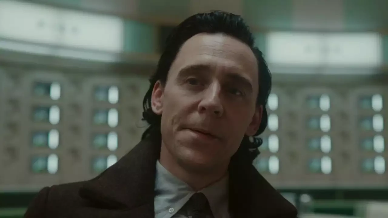 Loki dans les locaux de la TVA, dans la saison 2 de la série