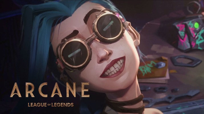 Jinx, lunettes sur les yeux, sourit à côté du logo d’Arcane