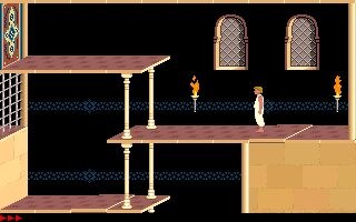 Prince of Persia (1989)&nbsp;: le prince sur une plateforme du palais, entre colonnes et torches