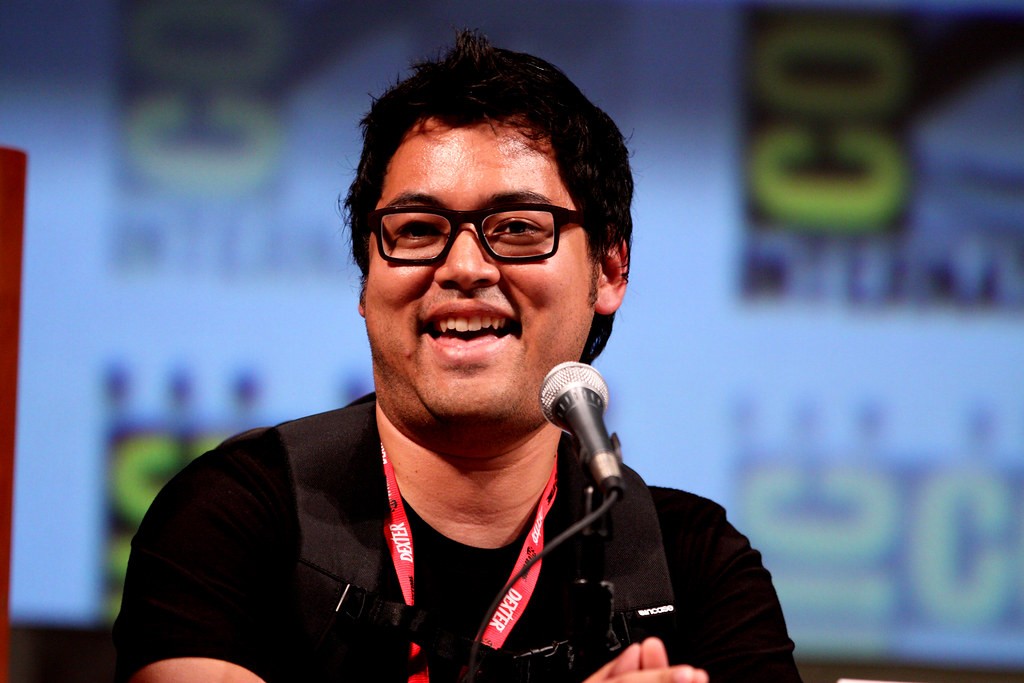 Bryan Lee O’Malley souriant derrière un micro lors d’un panel au Comic-Con