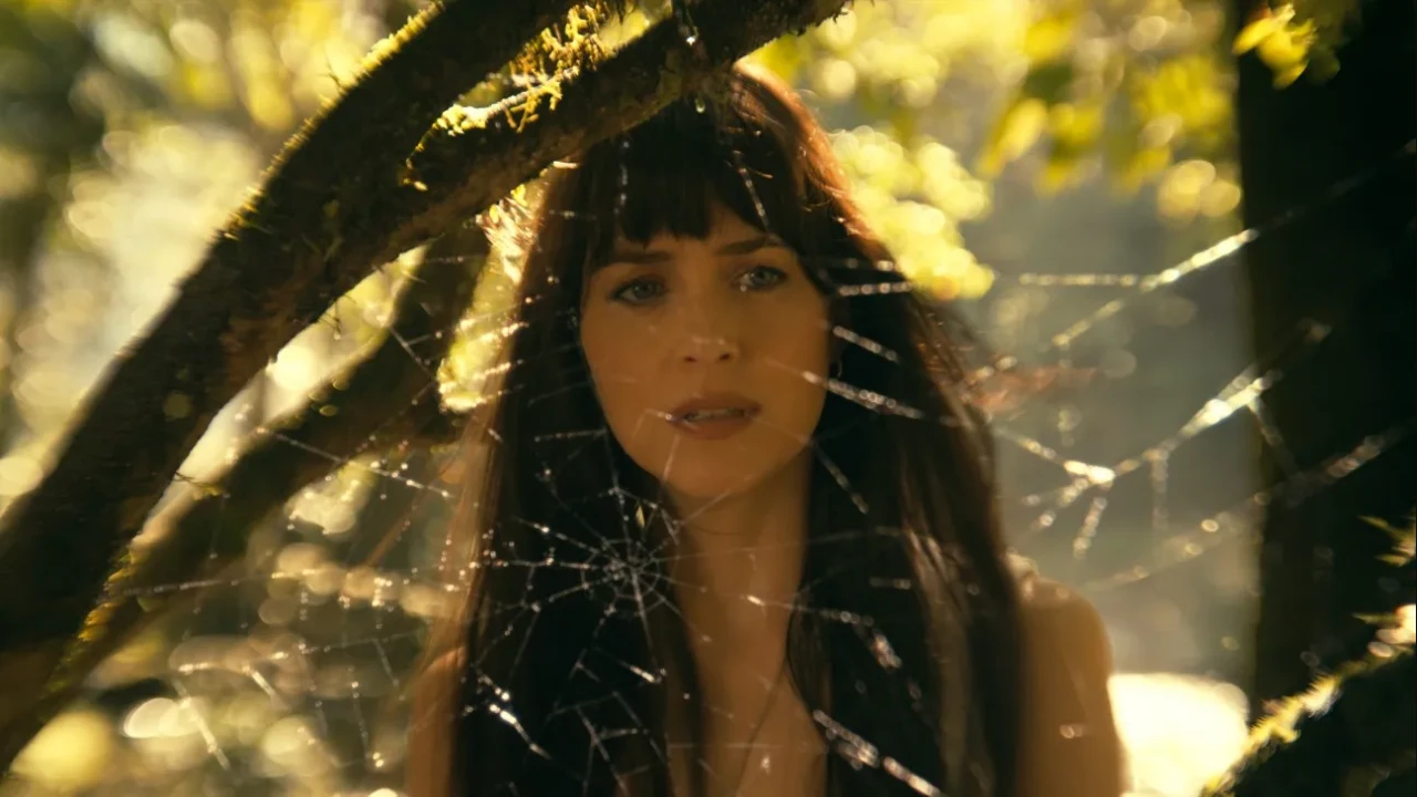 Madame Web, jouée par Dakota Johnson, apparaît derrière une toile d’araignée dans la bande-annonce