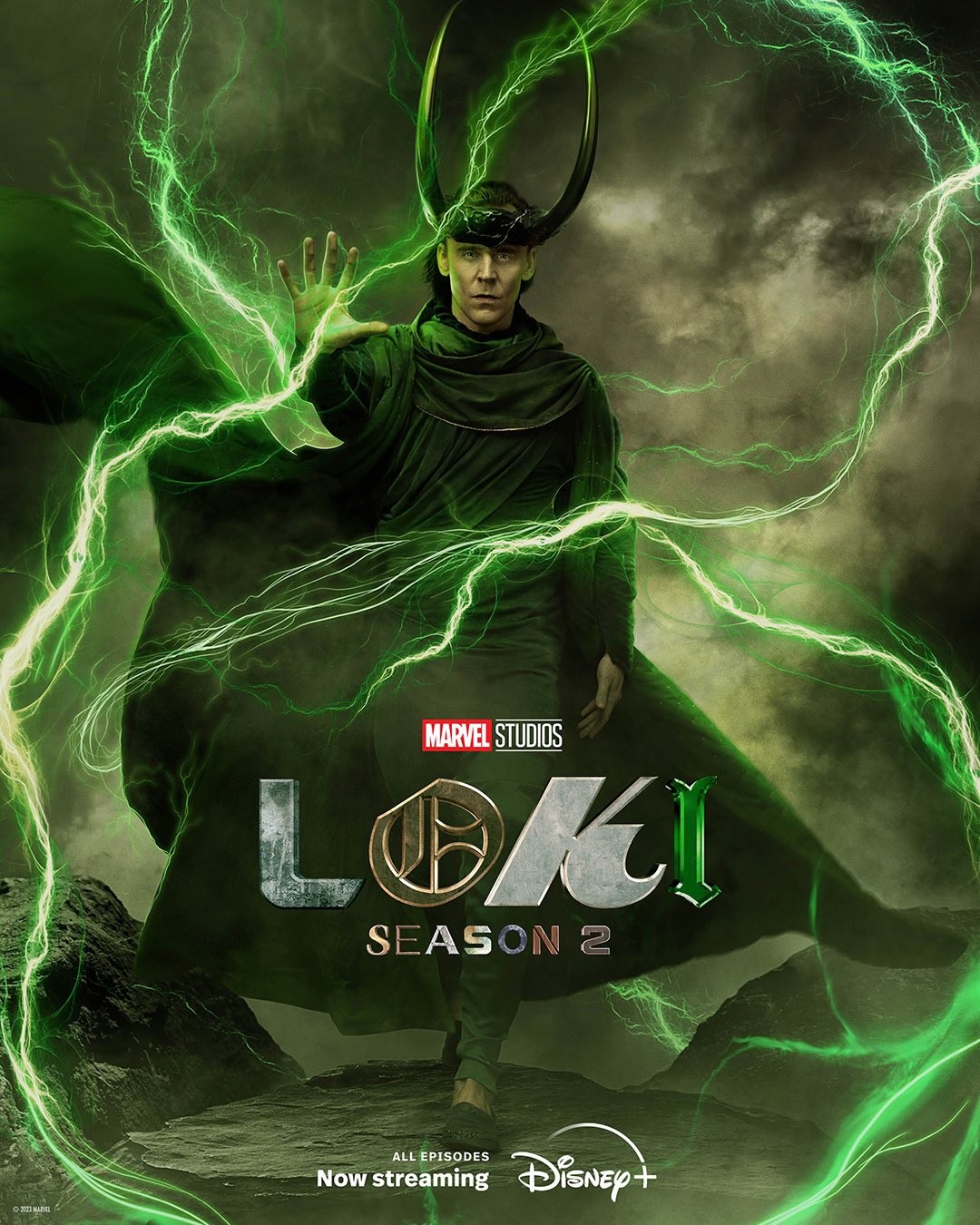 Affiche de la saison 2 de Loki&nbsp;: Loki portant sa couronne à cornes, entouré d’éclairs verts