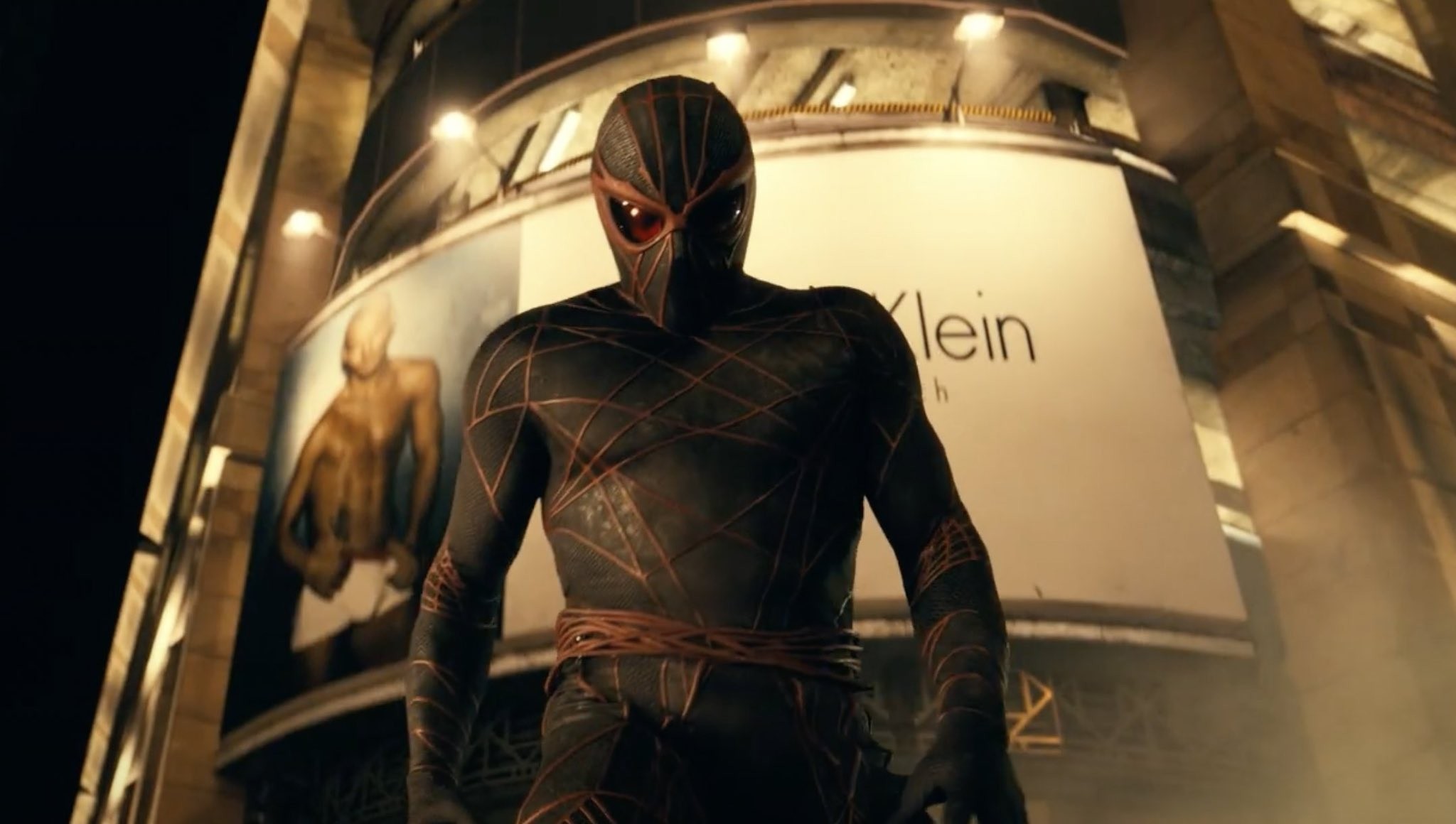 Ezekiel Sims en costume noir à motifs de toile et aux yeux rouges, dans la bande-annonce de Madame Web