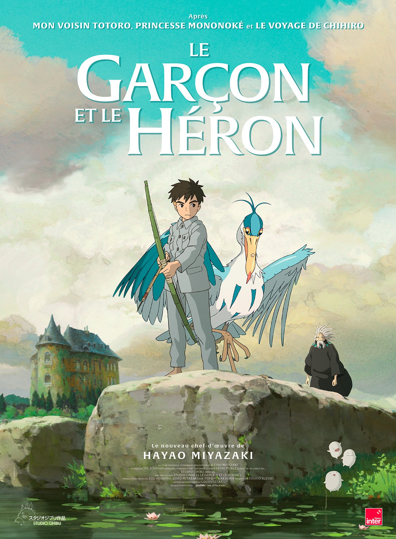 Affiche française du Garçon et le Héron&nbsp;: Mahito armé d’un arc aux côtés du héron, sur un rocher