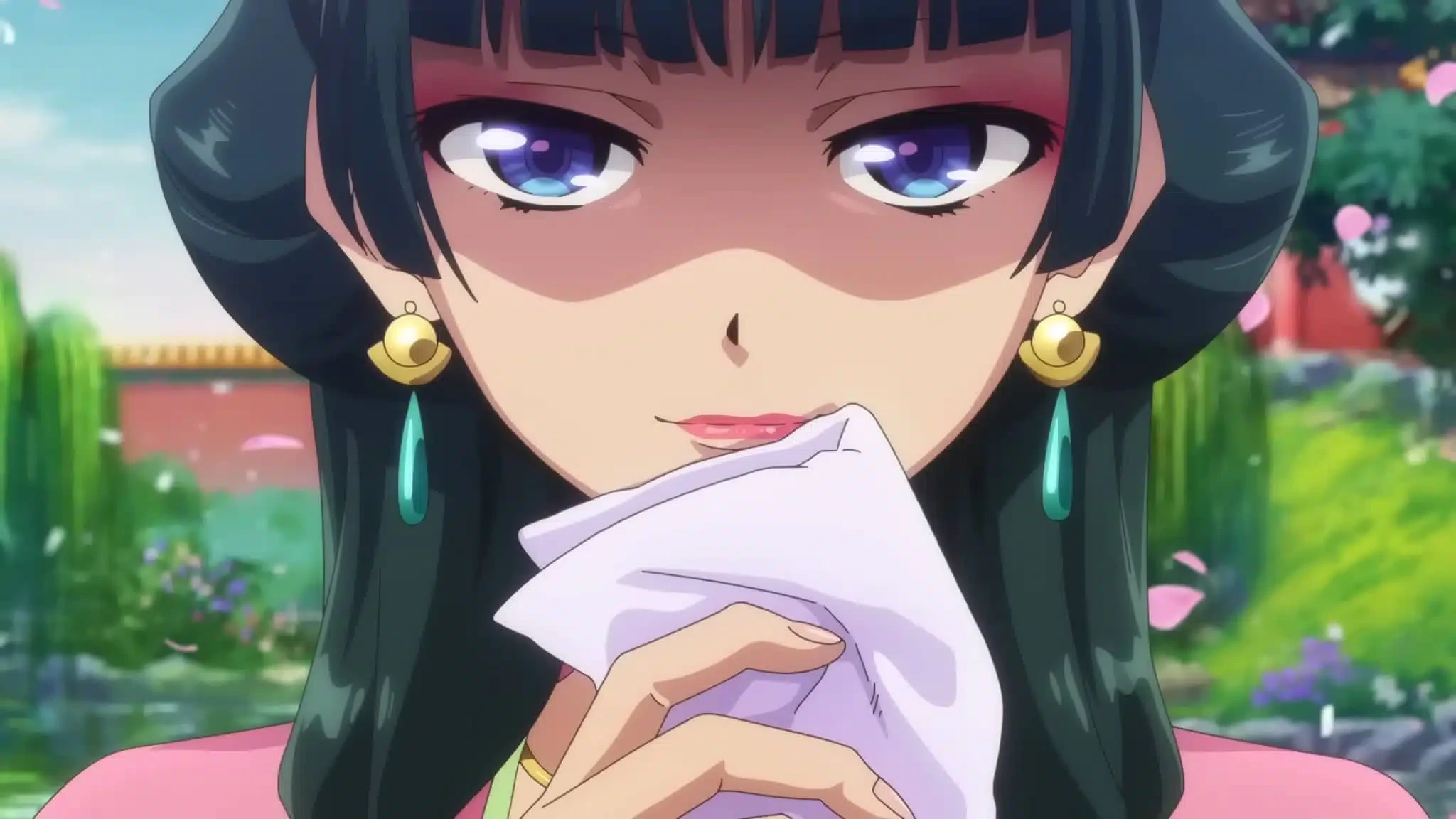 Mao Mao, maquillée, un mouchoir devant la bouche, dans l’anime Les Carnets de l’Apothicaire
