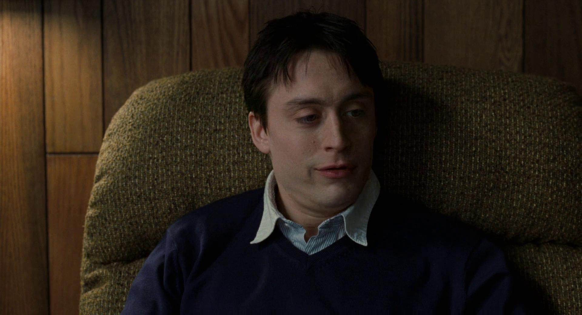Kieran Culkin en Wallace Wells, assis dans un fauteuil, dans le film Scott Pilgrim