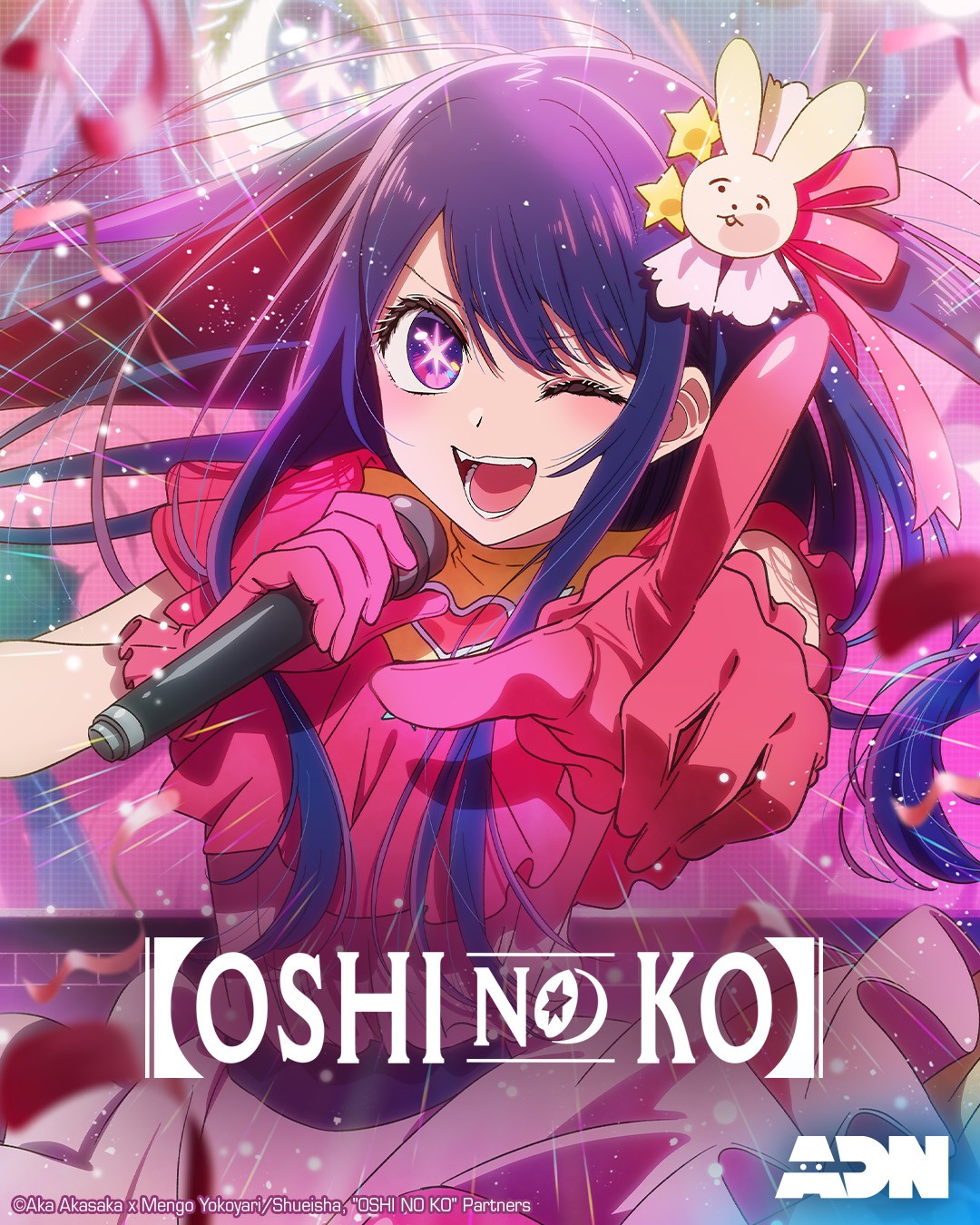 Affiche de l’anime Oshi no Ko sur ADN&nbsp;: Aï Hoshino chante au micro en faisant un clin d’œil