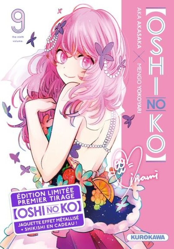 Couverture de l’édition limitée du tome 9 d’Oshi no Ko chez Kurokawa, jaquette métallisée et shikishi offert