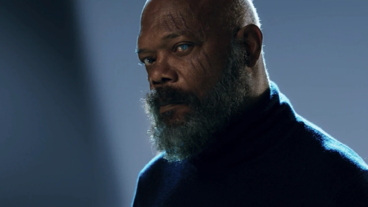 Nick Fury, barbe grise et col roulé, dans la série Secret Invasion