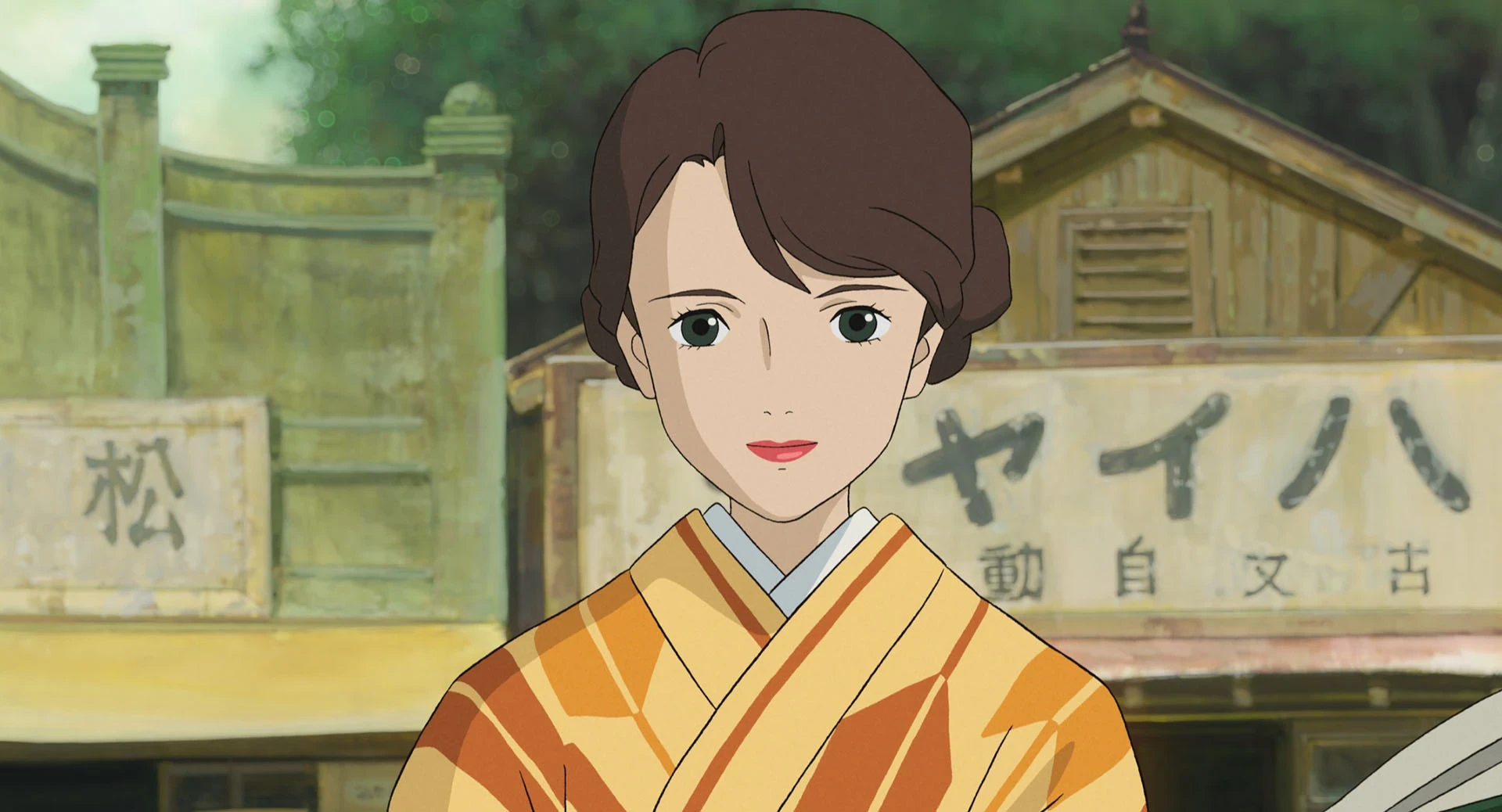 Natsuko en kimono orangé devant de vieilles enseignes japonaises