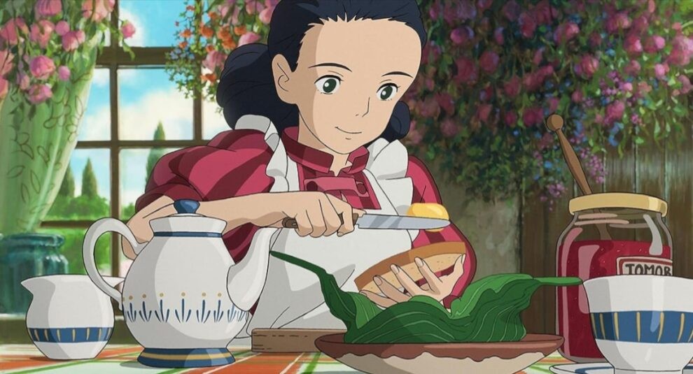 La mère de Mahito, jeune, beurre une tranche de pain lors d’un petit déjeuner fleuri