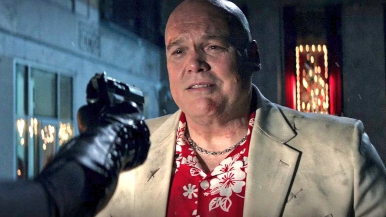 Le Kingpin, en chemise hawaïenne, sous la menace d’un pistolet dans la série Hawkeye