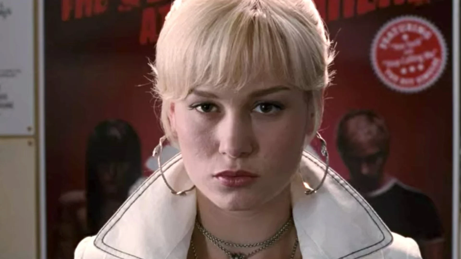 Brie Larson en Envy Adams, cheveux blonds et créoles, dans le film Scott Pilgrim