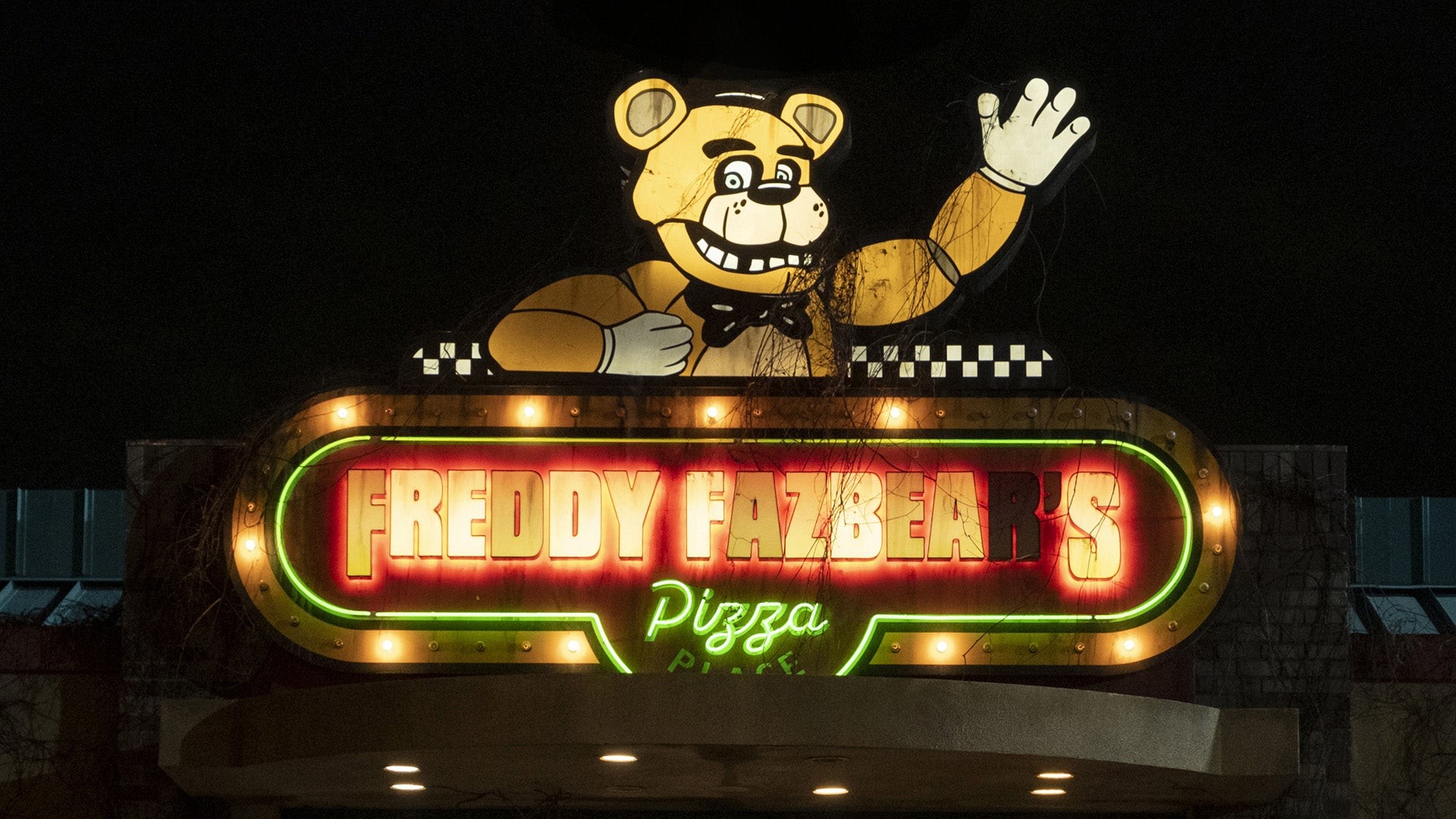 L’enseigne néon Freddy Fazbear’s Pizza avec l’ours Freddy, dans le film Five Nights at Freddy’s