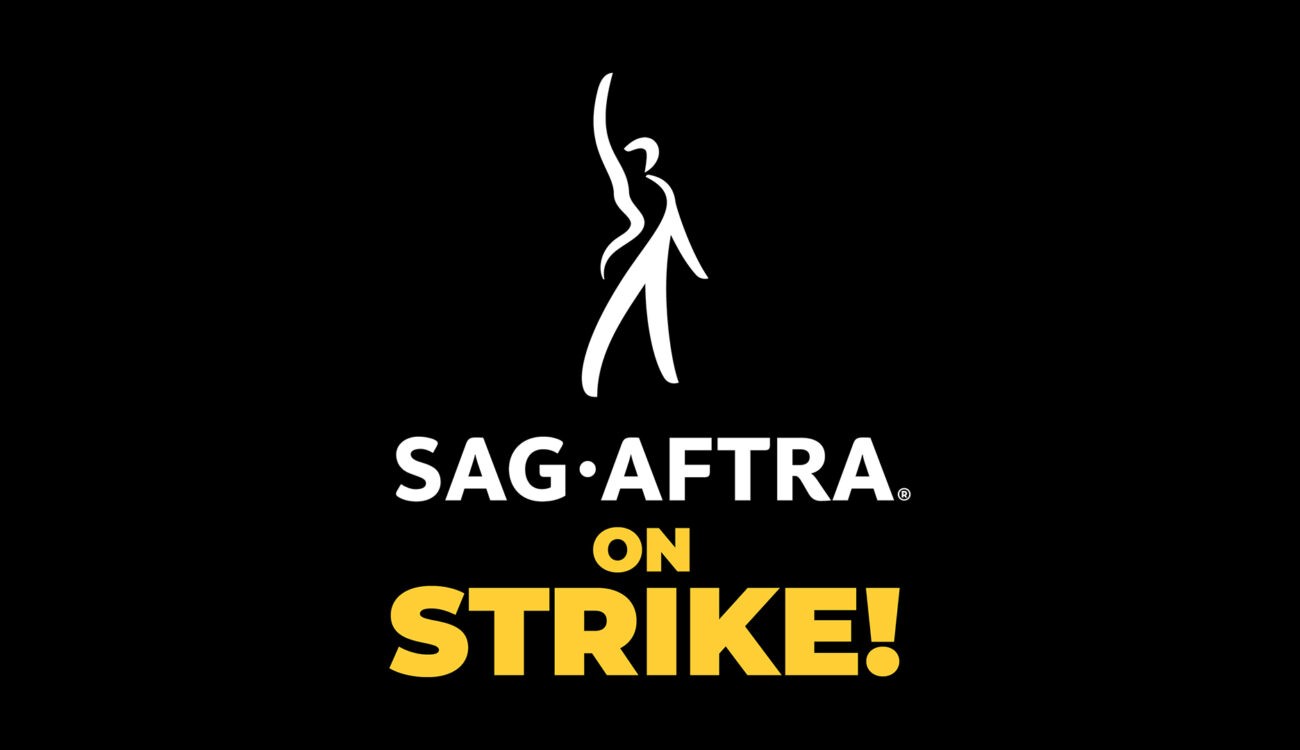 Logo de la SAG-AFTRA sur fond noir avec le slogan «&nbsp;On strike!&nbsp;» en jaune