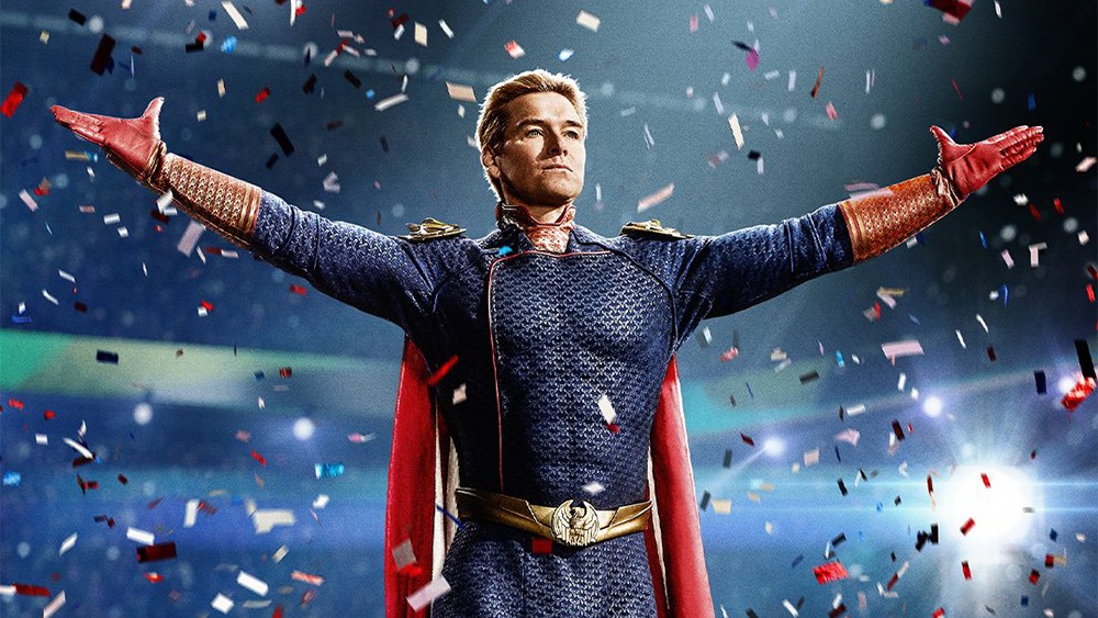 Le Homelander, bras écartés et cape rouge, sous une pluie de confettis