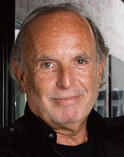 Portrait du producteur Avi Arad, chemise noire