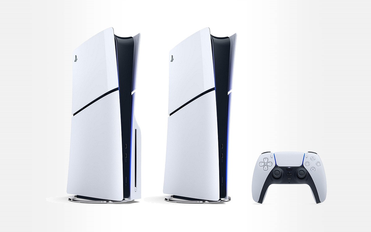Deux consoles PlayStation 5 Slim blanches, avec et sans lecteur, à côté d’une manette DualSense