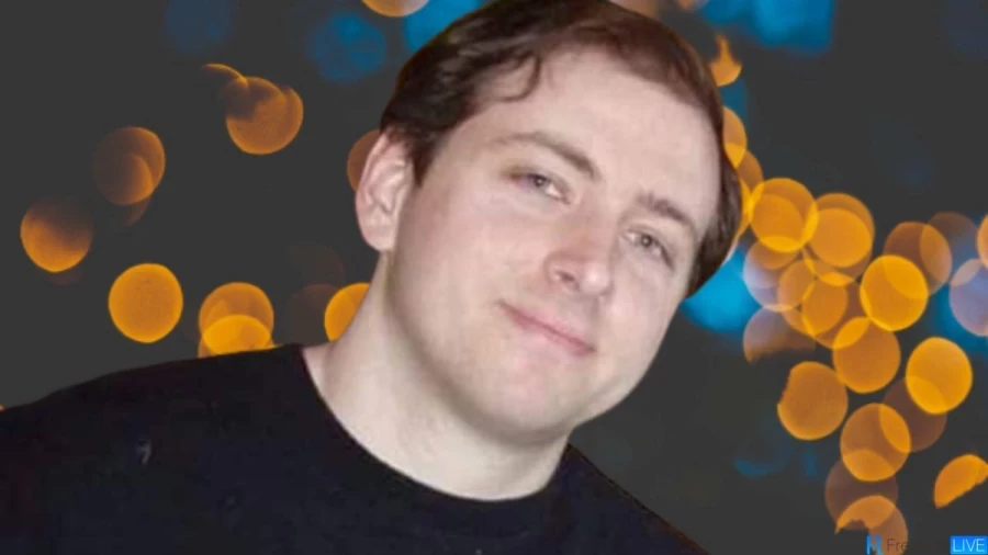 Portrait de Scott Cawthon, créateur de Five Nights at Freddy’s, sur fond de lumières floues
