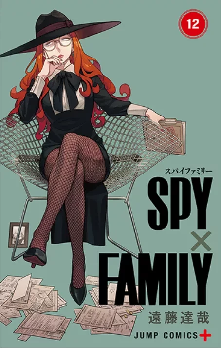 Couverture japonaise du tome 12 de Spy x Family&nbsp;: une femme rousse en chapeau noir assise dans un fauteuil