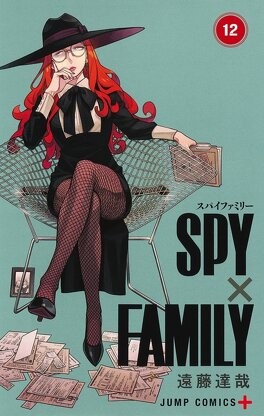 Couverture japonaise du tome 12 de SPY x FAMILY&nbsp;: une femme rousse en chapeau noir, assise