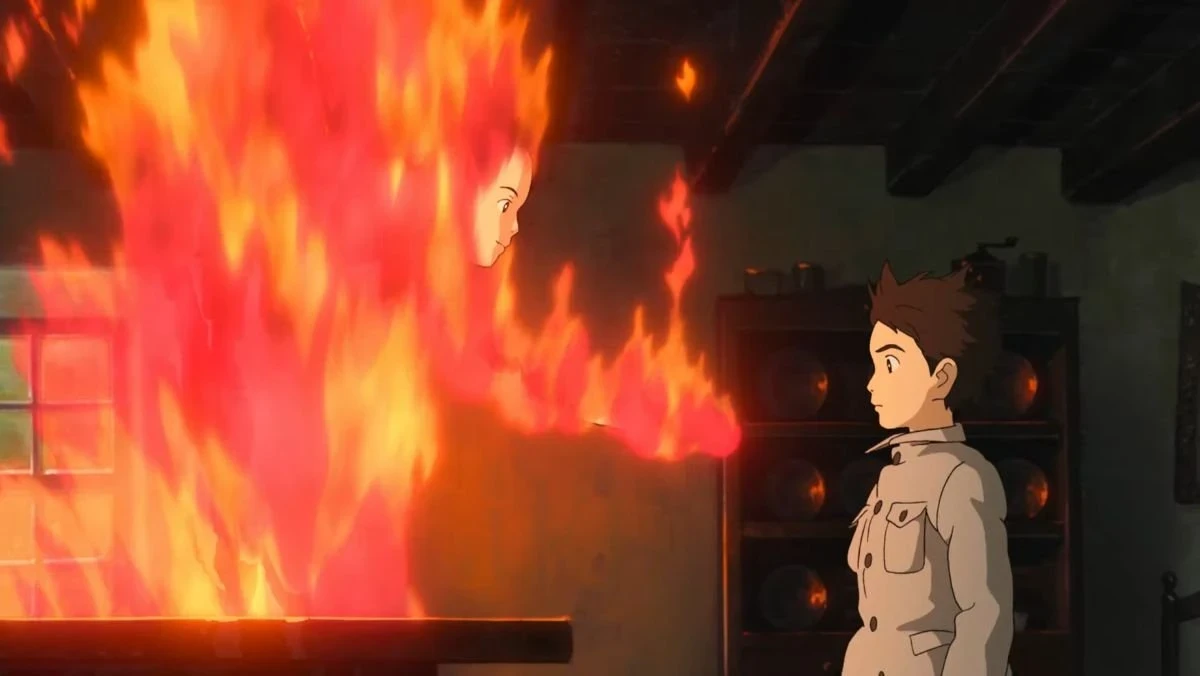 Mahito face à une jeune femme enveloppée de flammes dans une pièce sombre